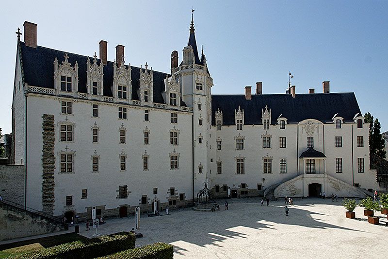Vues de château des ducs de Bretagne et du passage Pommeraye