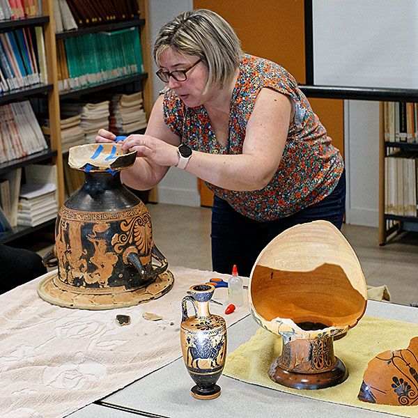 Photo de la restauratrice intervenant sur un vase